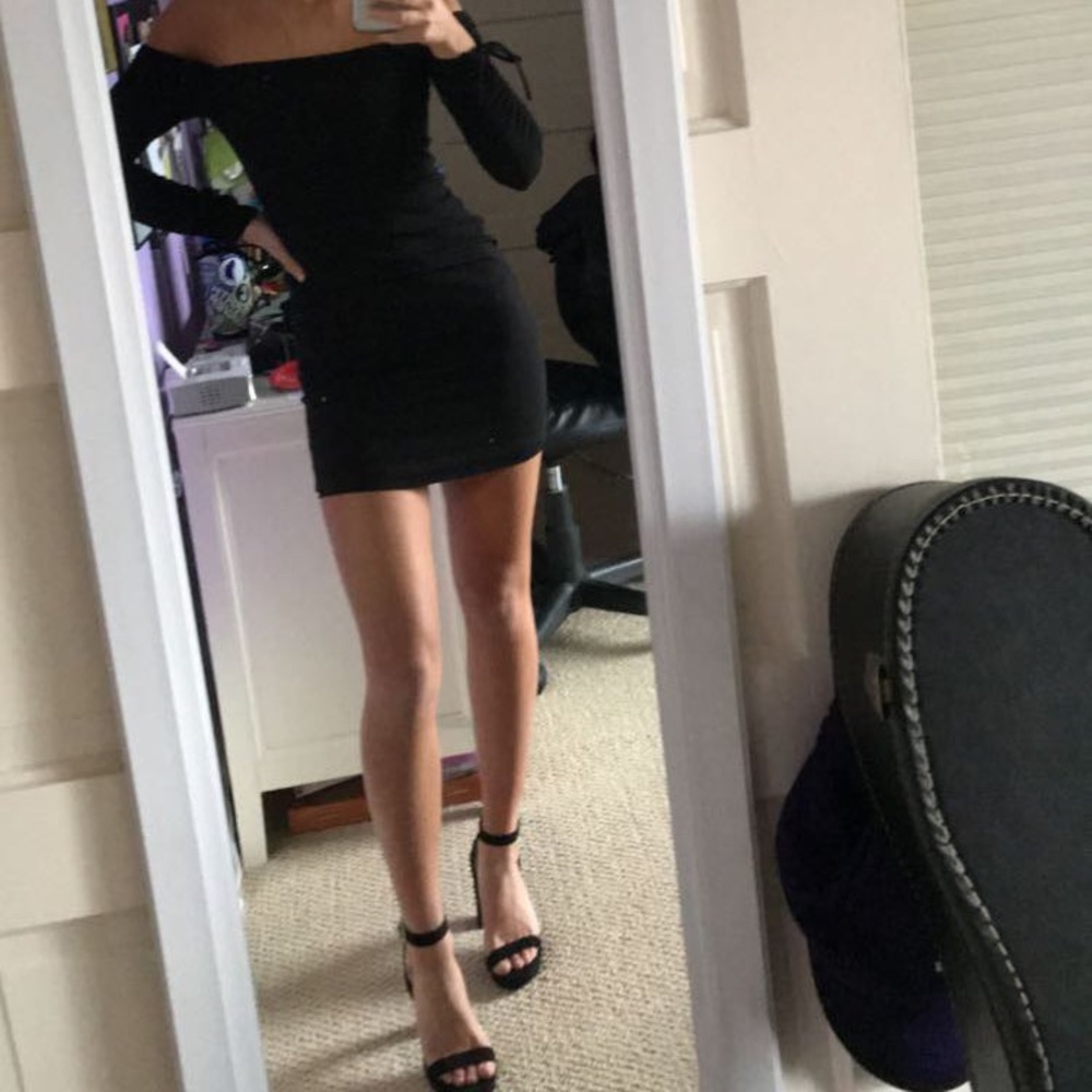 Guess bodycon black dress with cinched arms - Picture 5 of 6